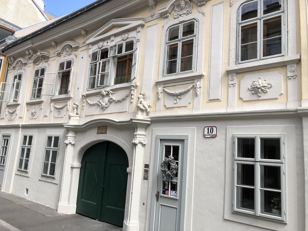 Boutique Hostel Zum Goldenen Kegel Viena Exterior foto