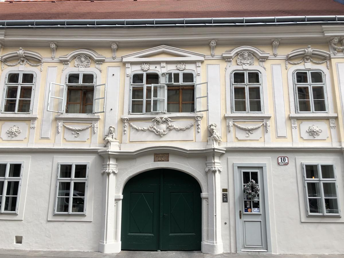 Boutique Hostel Zum Goldenen Kegel Viena Exterior foto